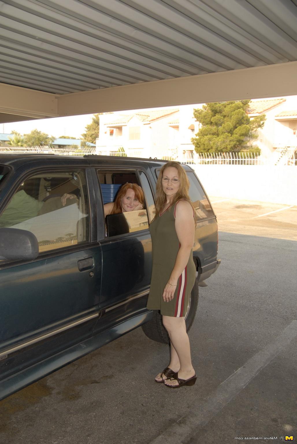 16P This mature slut gets fisted in a driving car