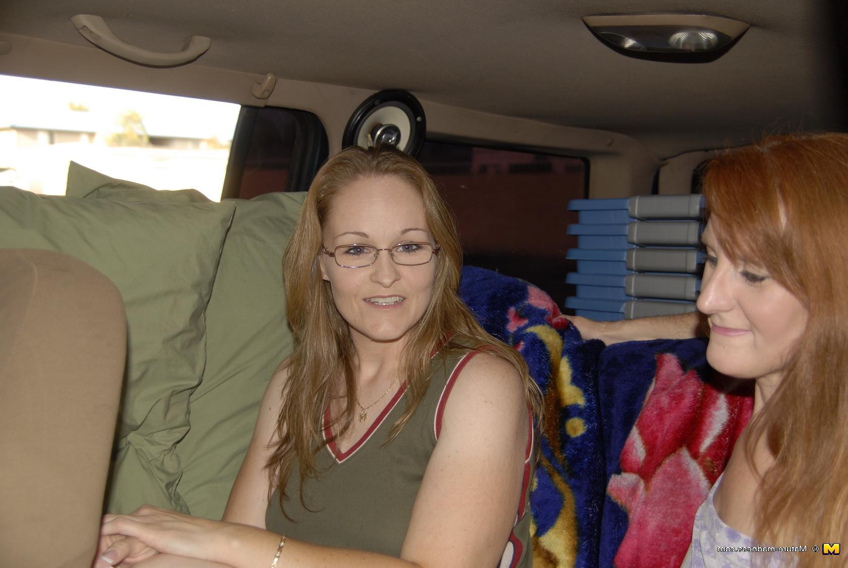 16P This mature slut gets fisted in a driving car