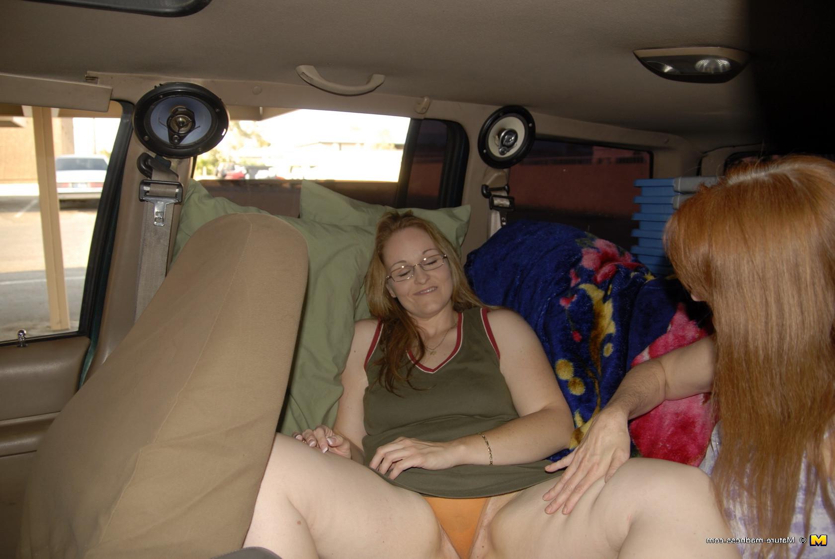 16P This mature slut gets fisted in a driving car