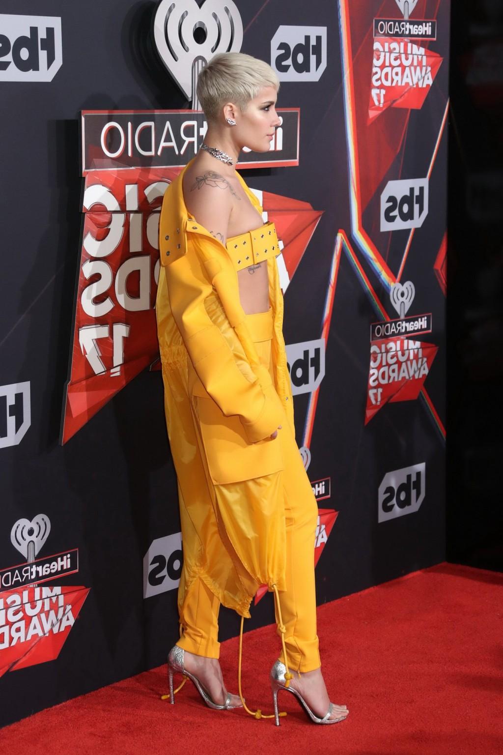 16P Halsey busty showing underboobs and belly