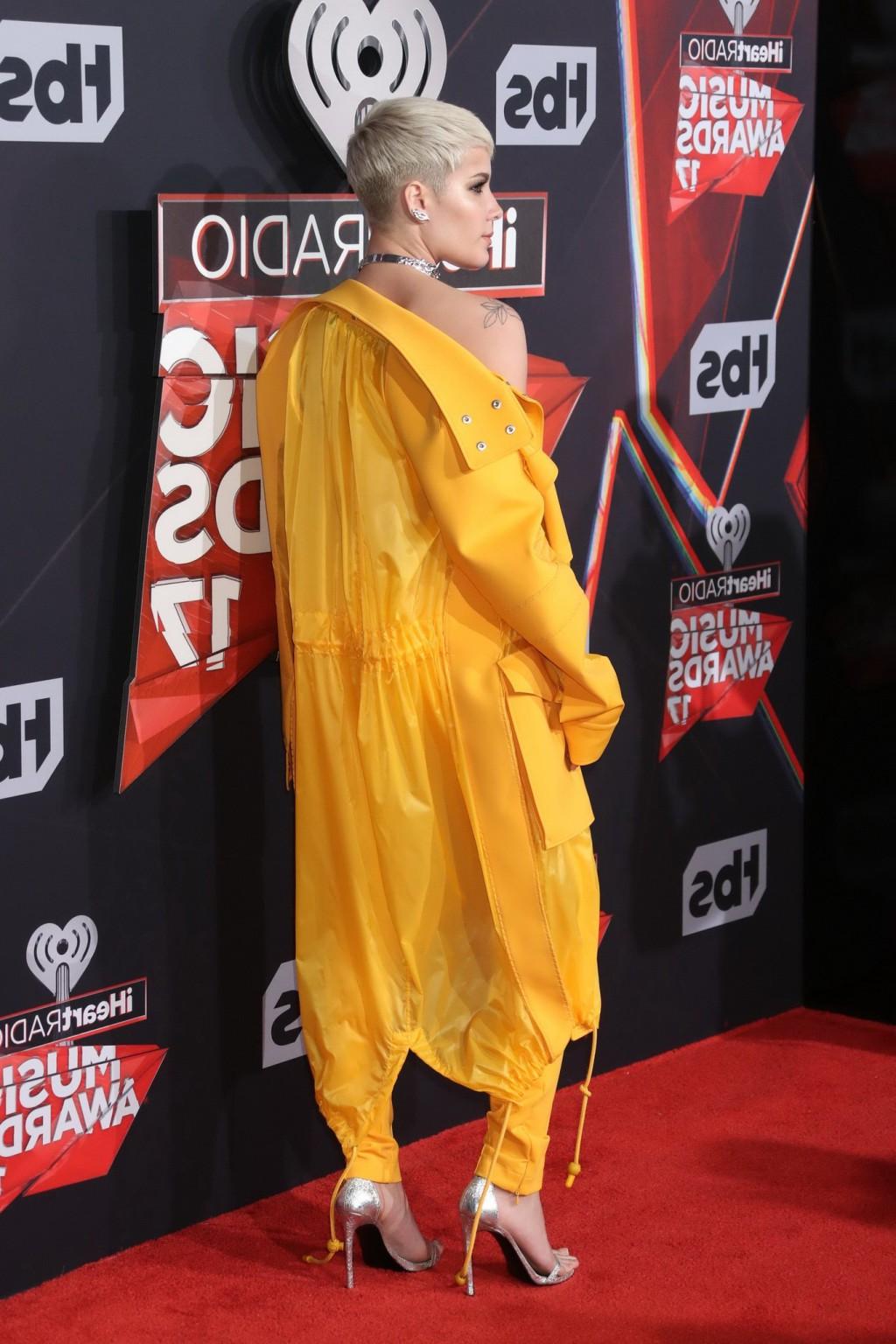 16P Halsey busty showing underboobs and belly