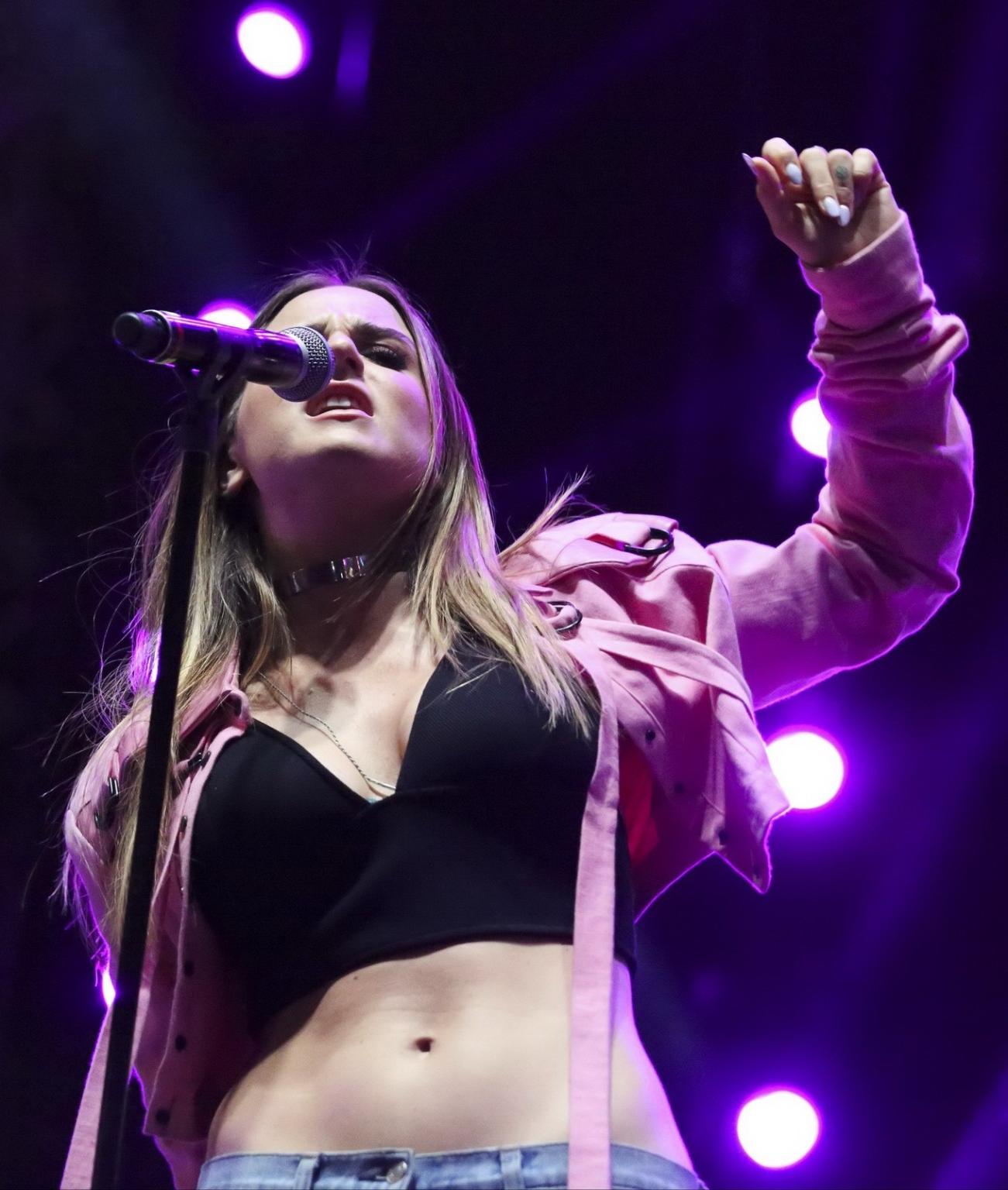 16P JoJo Levesque busty in belly top and ripped jeans
