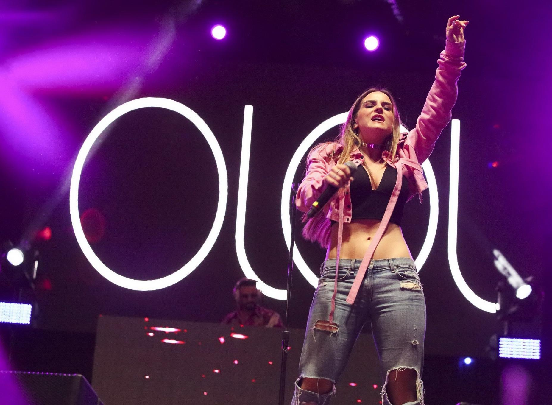 16P JoJo Levesque busty in belly top and ripped jeans