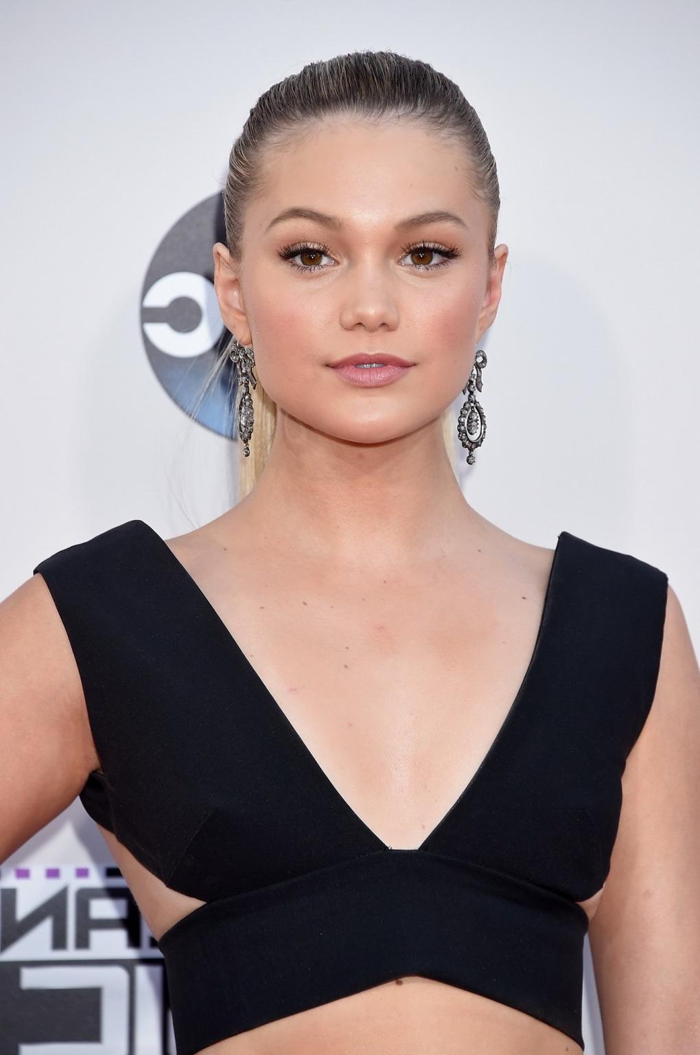 16P Olivia Holt cleavy and leggy in belly top and skirt