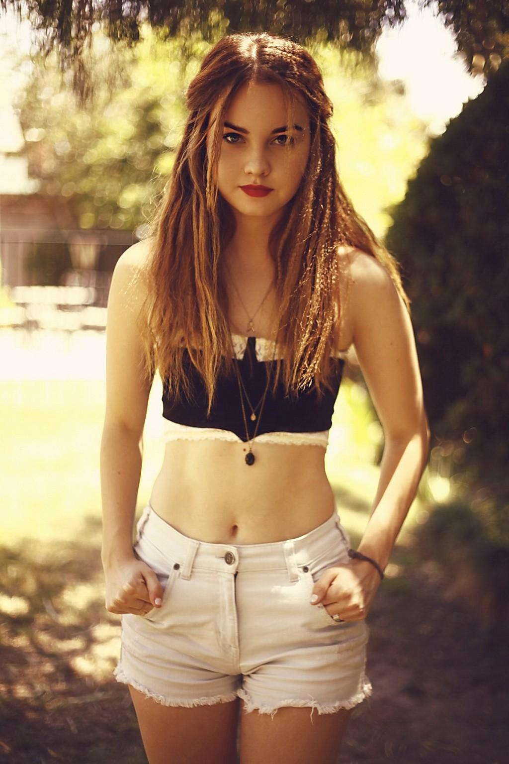 10P Liana Liberato cleavy and leggy in a skimpy belly top and hotpants at the photos