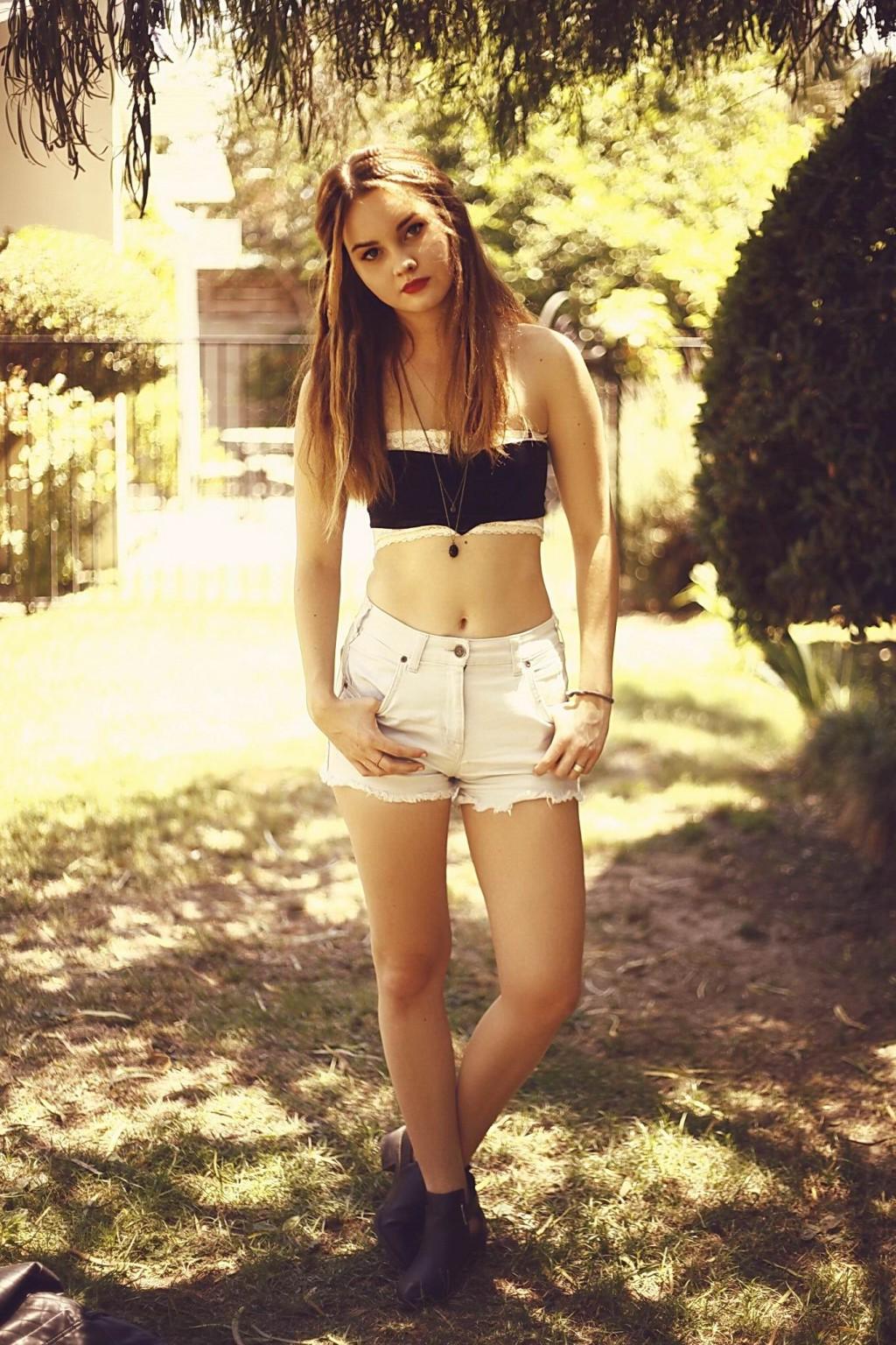10P Liana Liberato cleavy and leggy in a skimpy belly top and hotpants at the photos