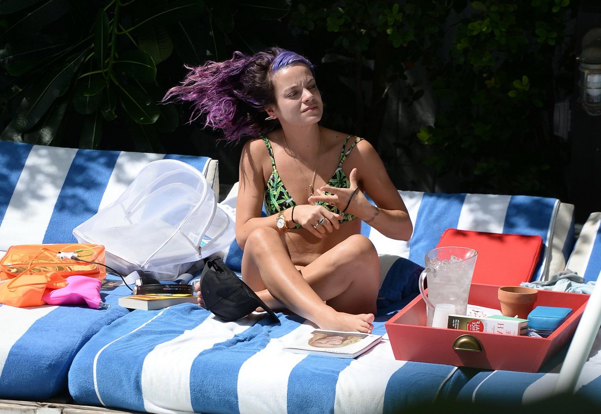 16P Lily Allen showing off her round butt in a leaf print bikini at the hotel pool i
