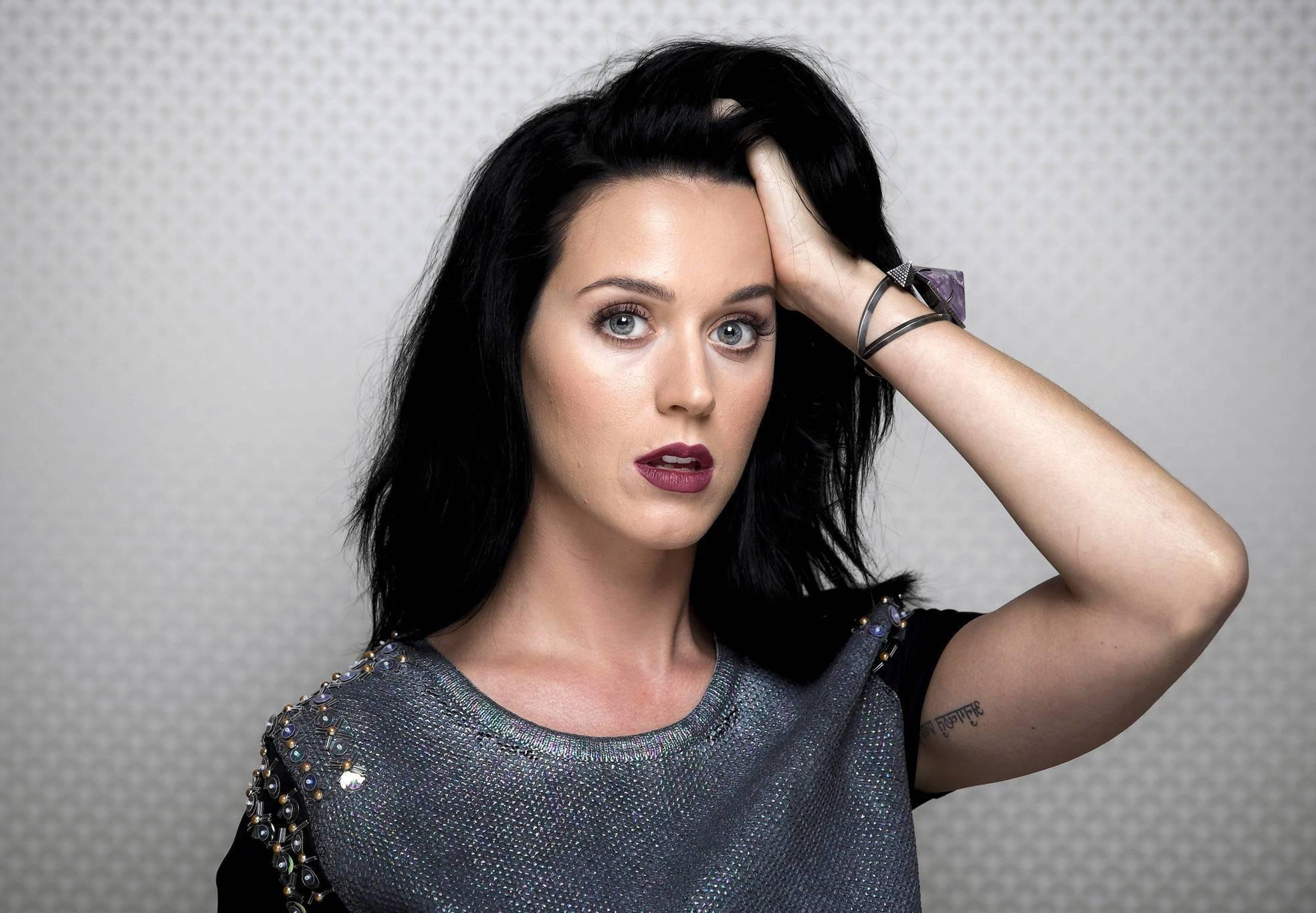 15P Katy Perry  see her perfect nude ass