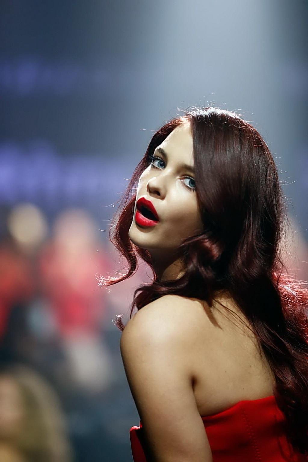 16P Barbara Palvin getting ass groped at the Fashion Show in France