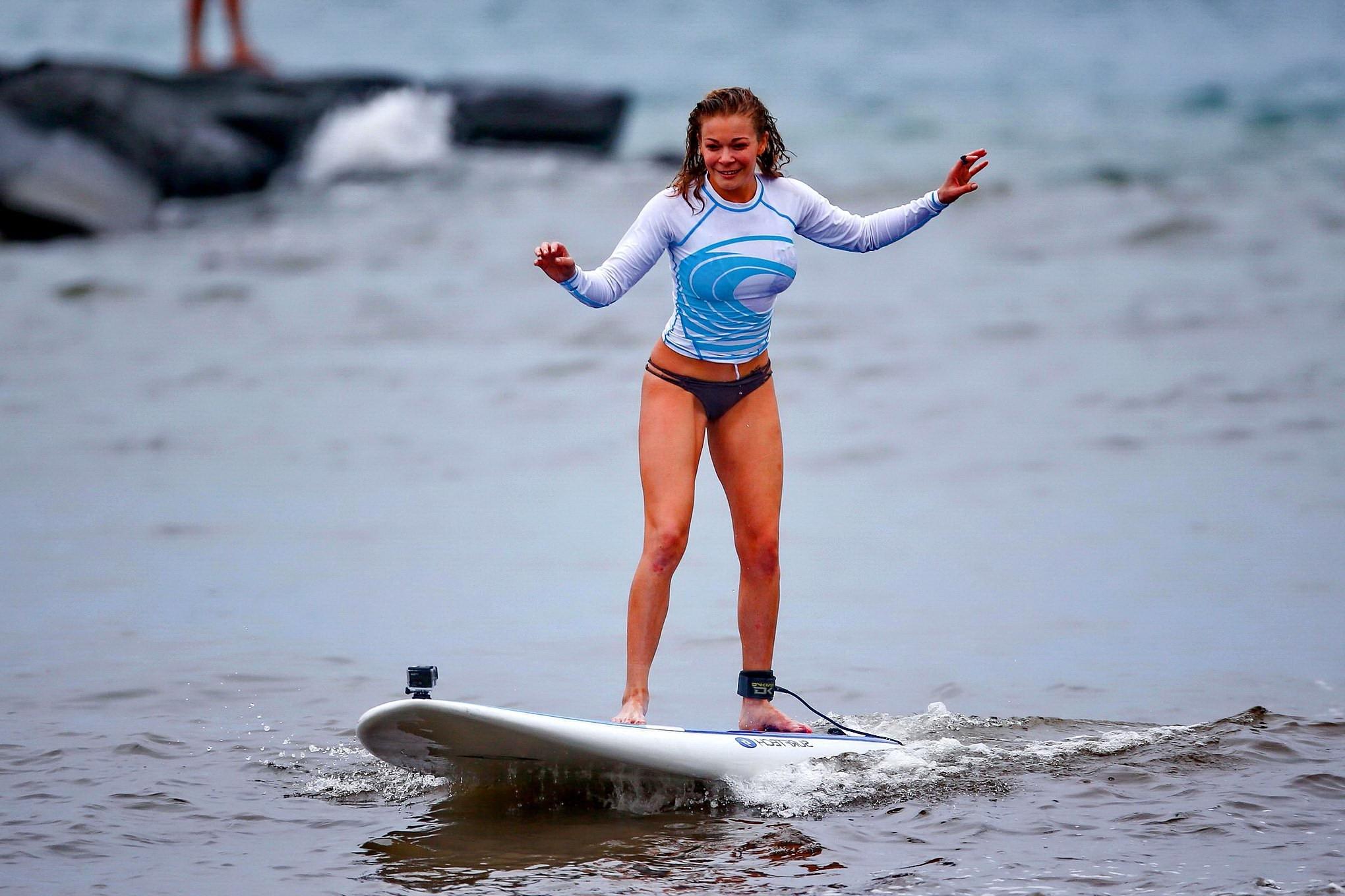 16P LeAnn Rimes shows off her ass  camel-toe in bikini bottom while paddle boarding 