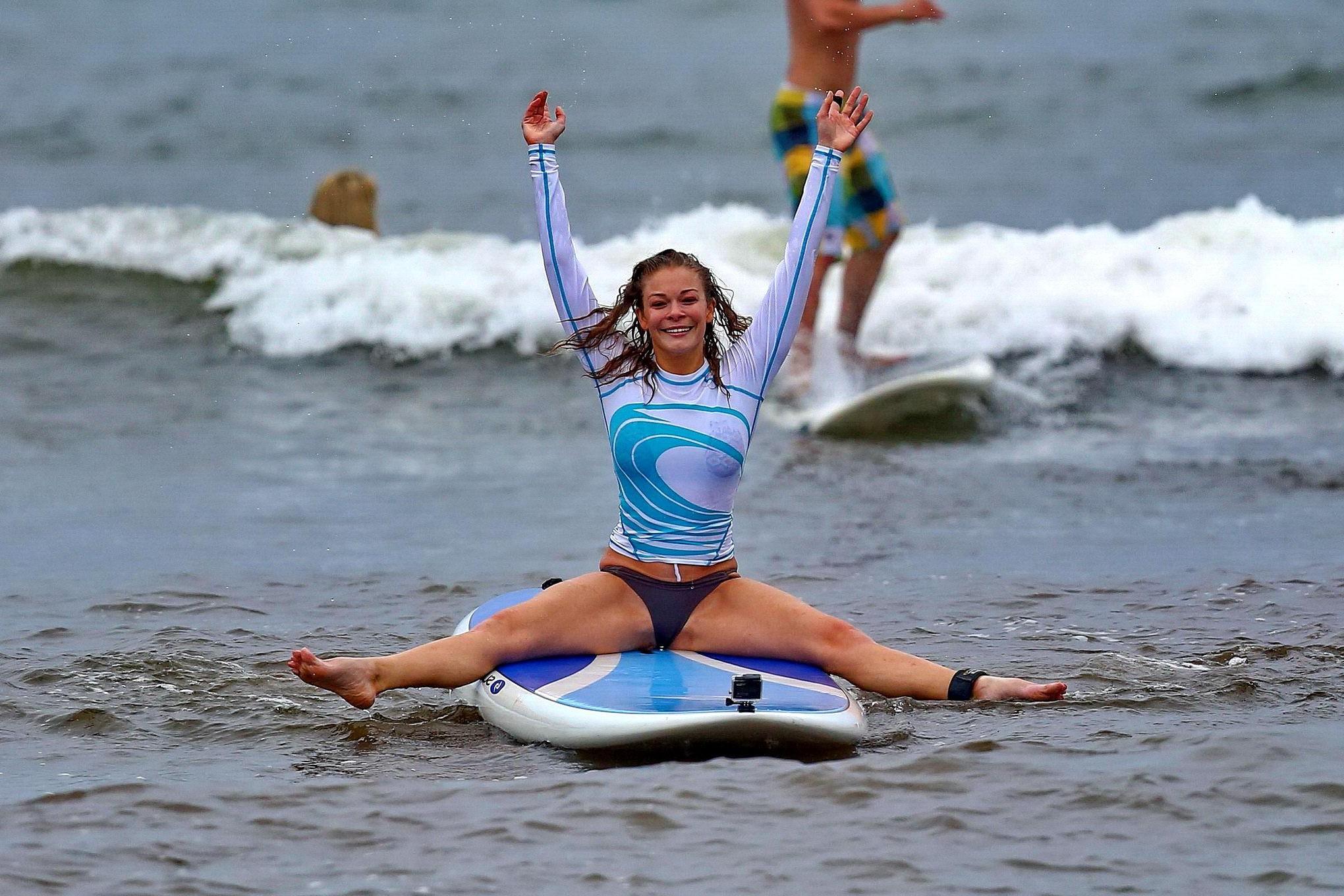 16P LeAnn Rimes shows off her ass  camel-toe in bikini bottom while paddle boarding 