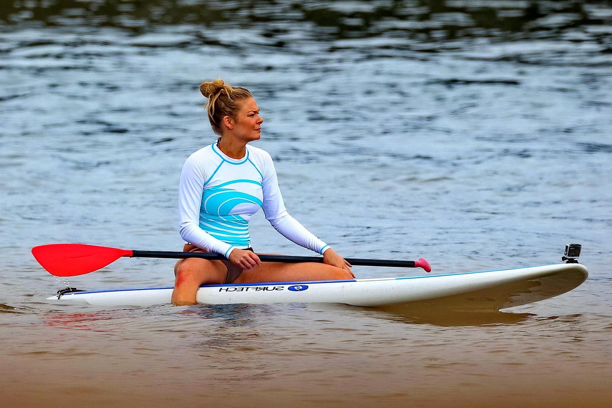 16P LeAnn Rimes shows off her ass  camel-toe in bikini bottom while paddle boarding 