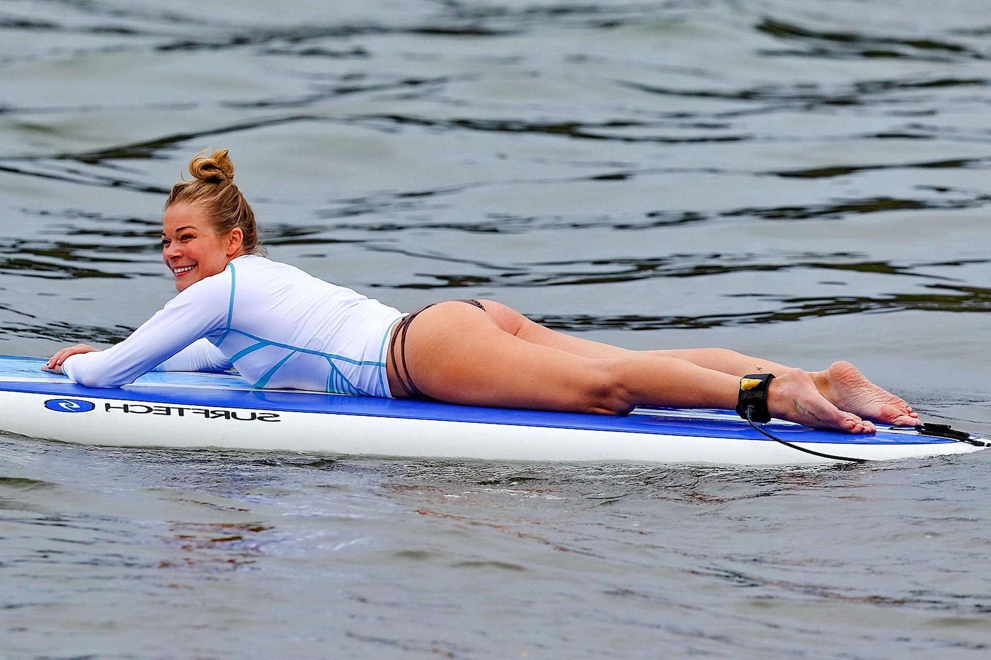 16P LeAnn Rimes shows off her ass  camel-toe in bikini bottom while paddle boarding 