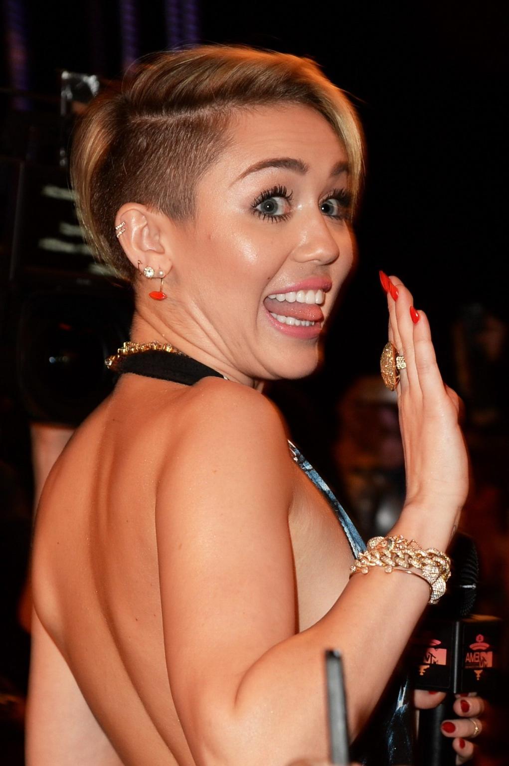 16P Miley Cyrus showing off her legs, cleavage and camel-toe at the 2013 MTV EMA's i