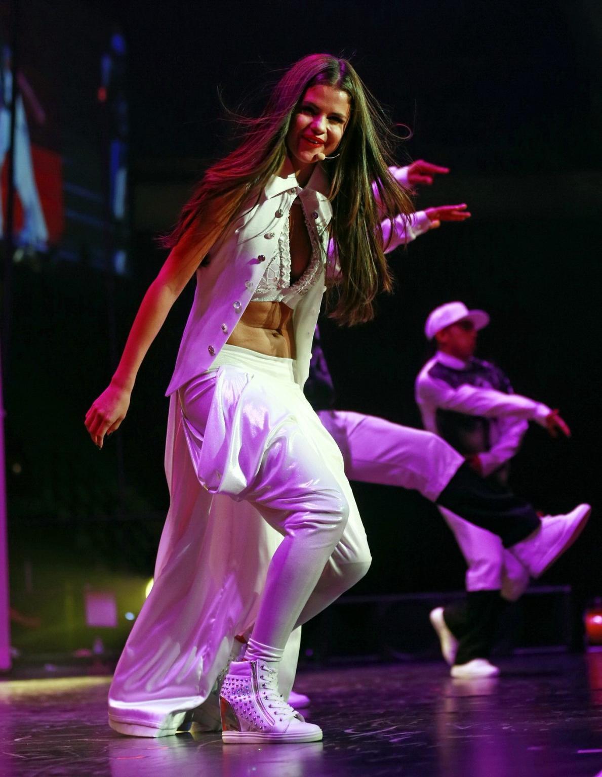 16P Selena Gomez showing off her belly  cleavage on stage in Vancouver