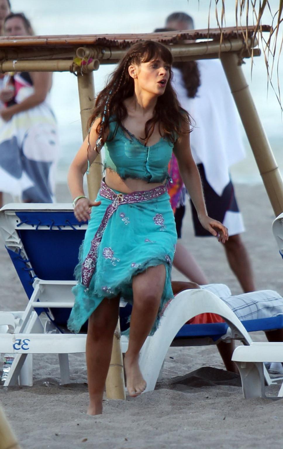 16P Zooey Deschanel busty and leggy wearing blue belly top and short skirt on New Gi