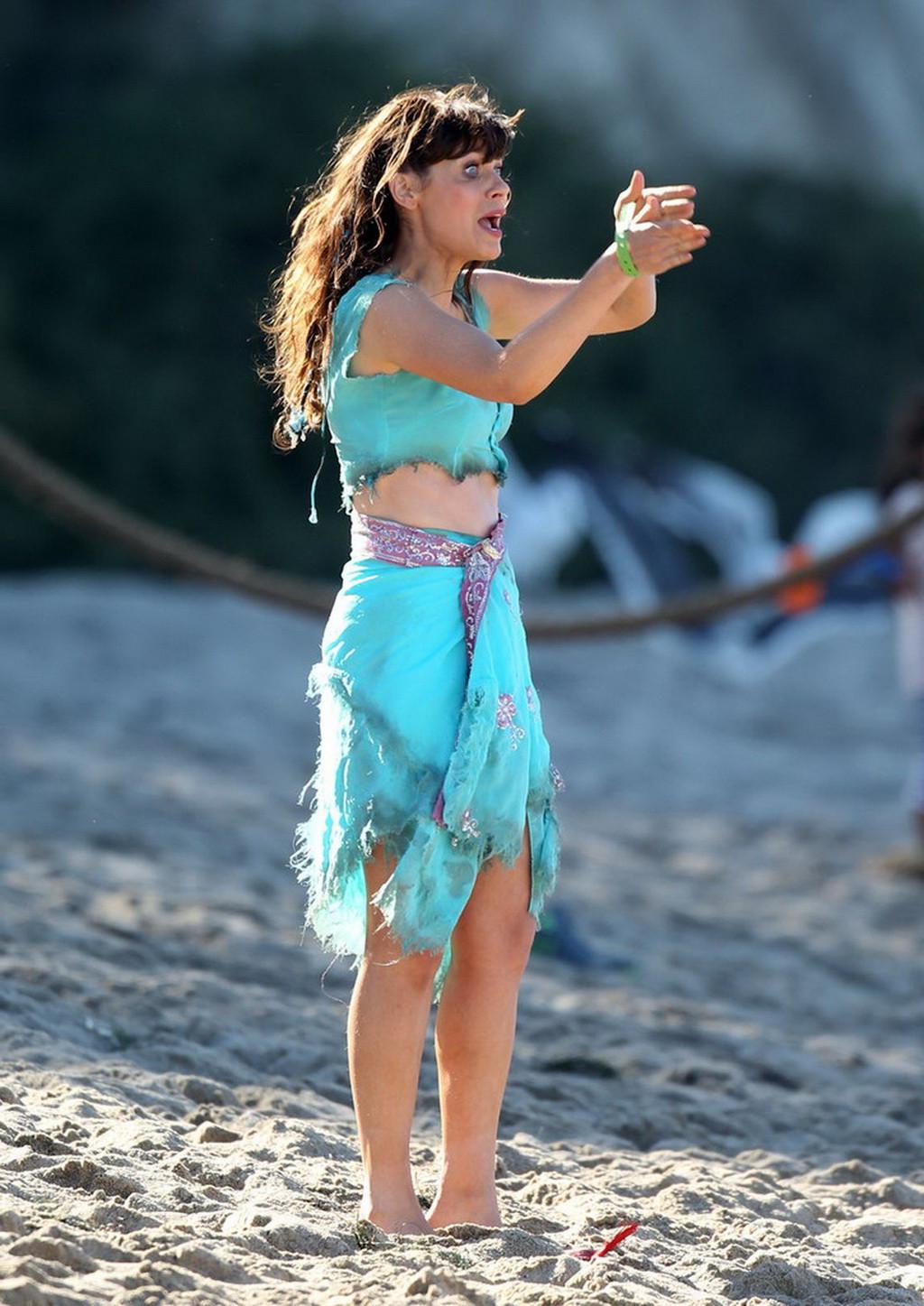 16P Zooey Deschanel busty and leggy wearing blue belly top and short skirt on New Gi