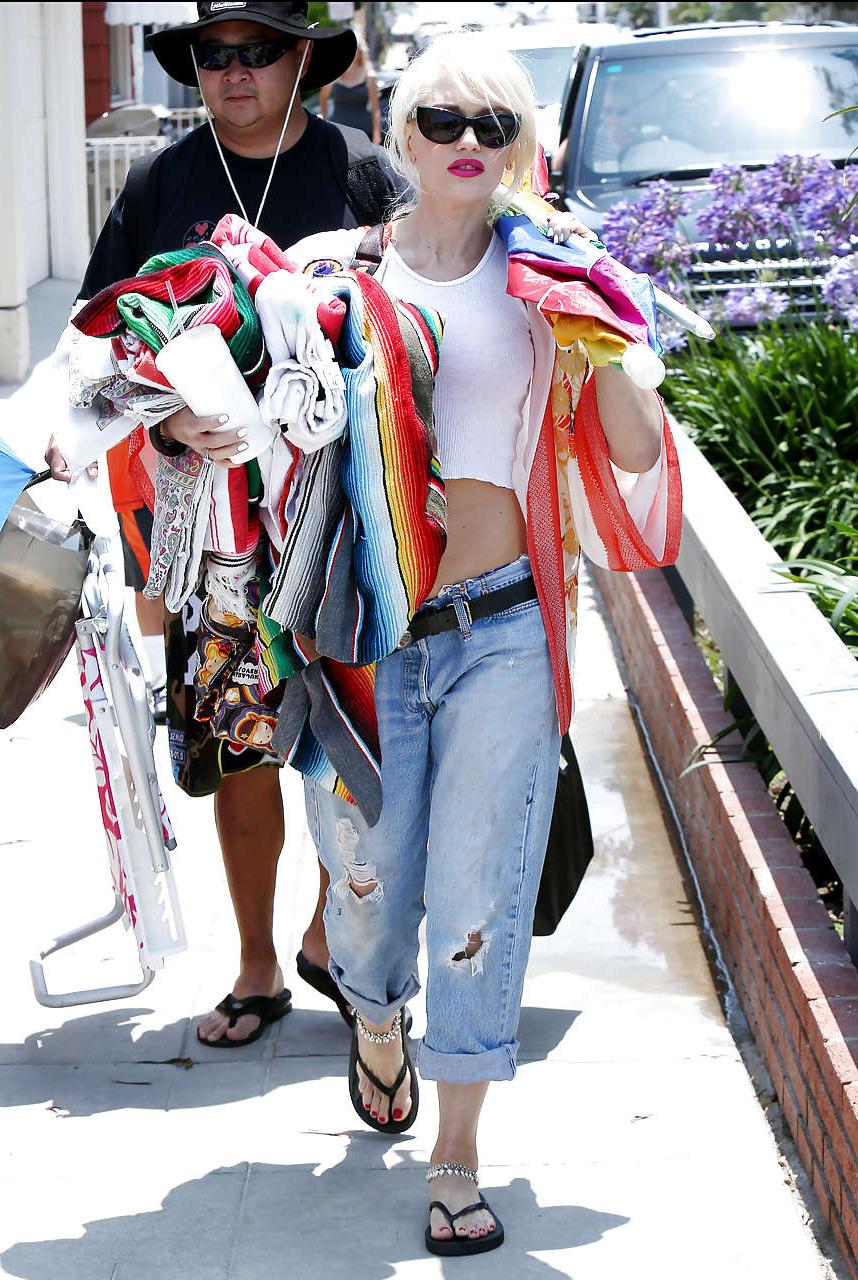 16P Gwen Stefani at the beach showing off her flat belly