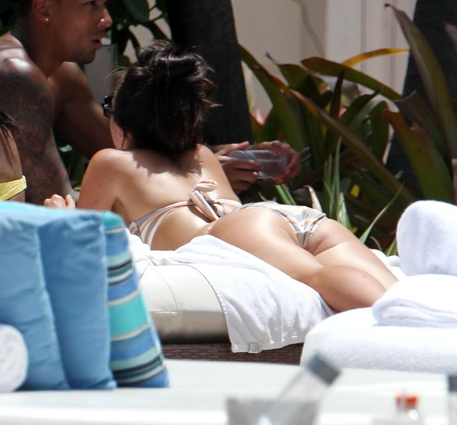 16P Louisa Lytton showing off her ass in bikini at the hotel pool in Miami
