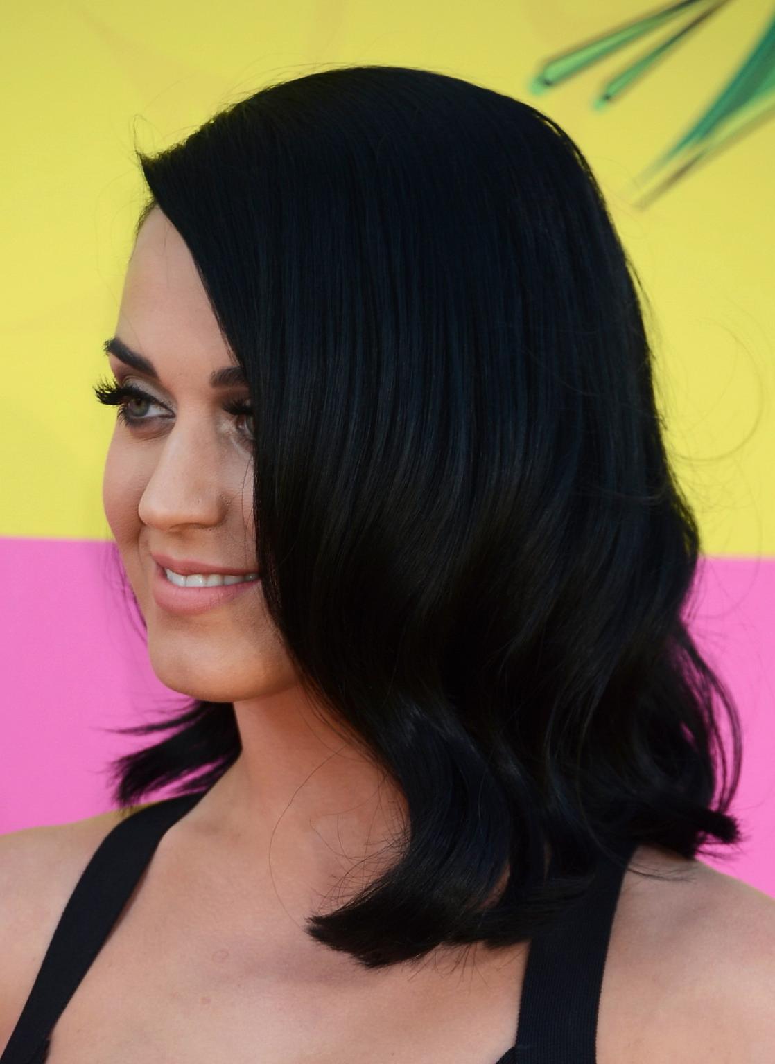 16P Katy Perry wearing tiny belly top and short skirt at 26th annual Ki's Choice Awa