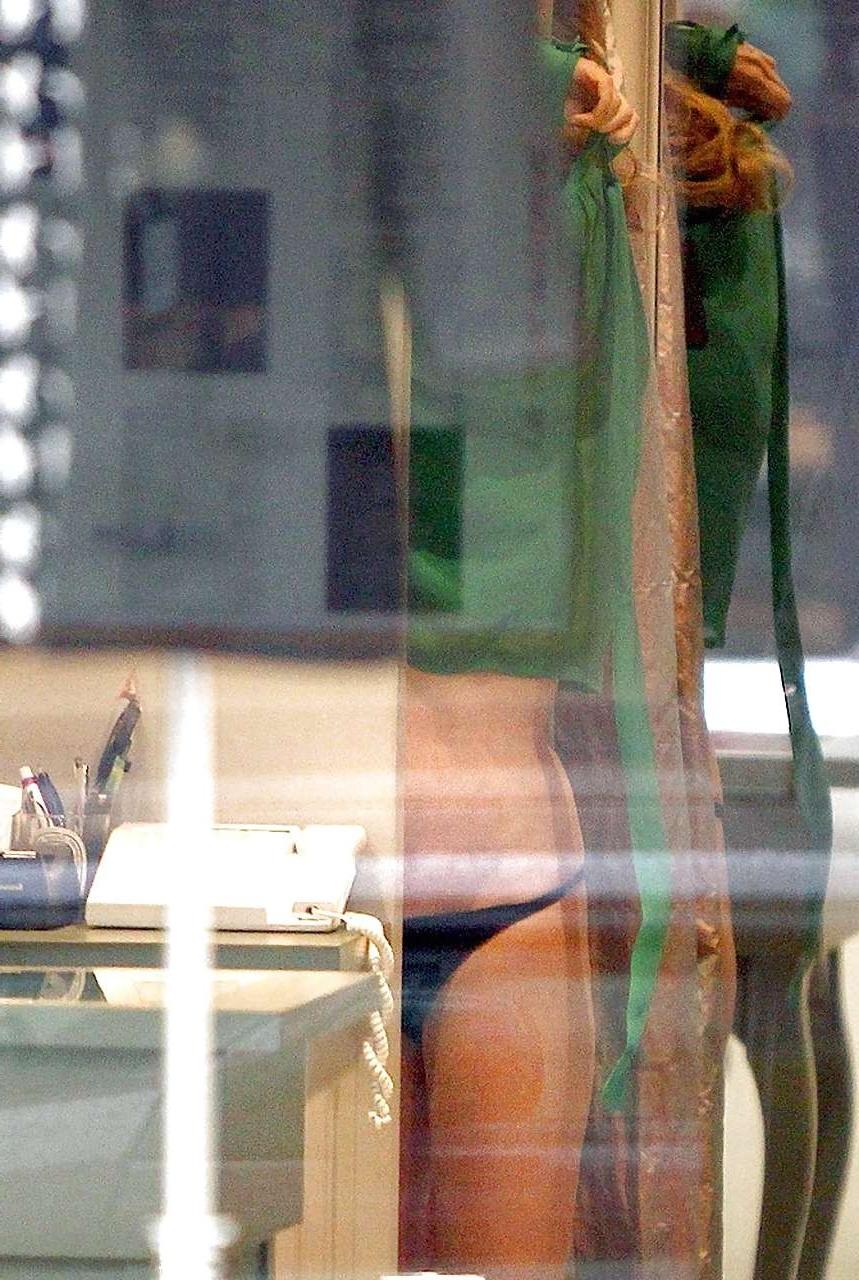 10P Geri Halliwell exposing her boobs in shop store and hairy pussy
