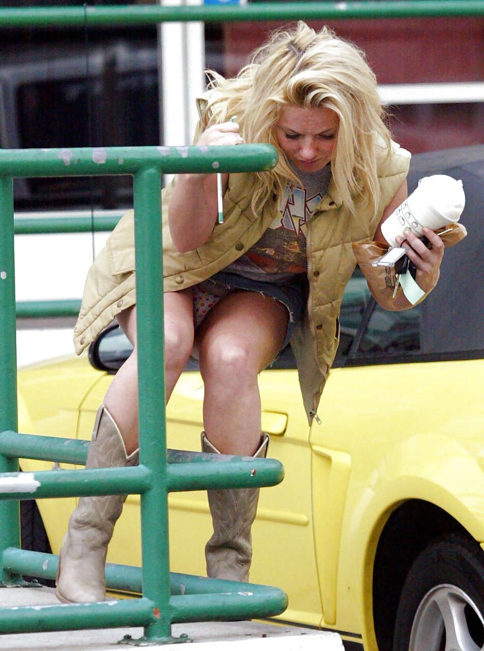10P Geri Halliwell exposing her boobs in shop store and hairy pussy