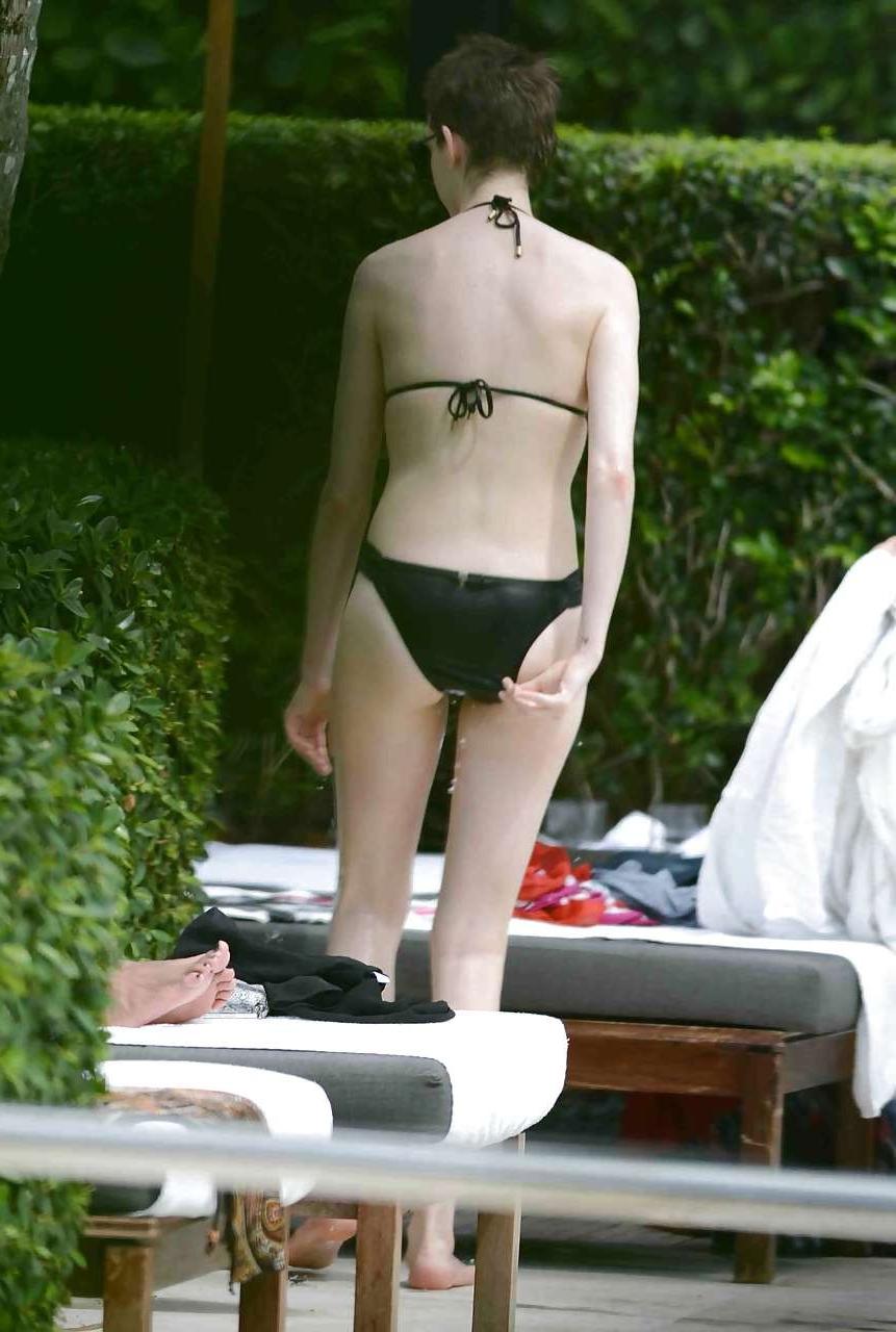 10P Anne Hathaway flashing her pussy upskirt in car and topless