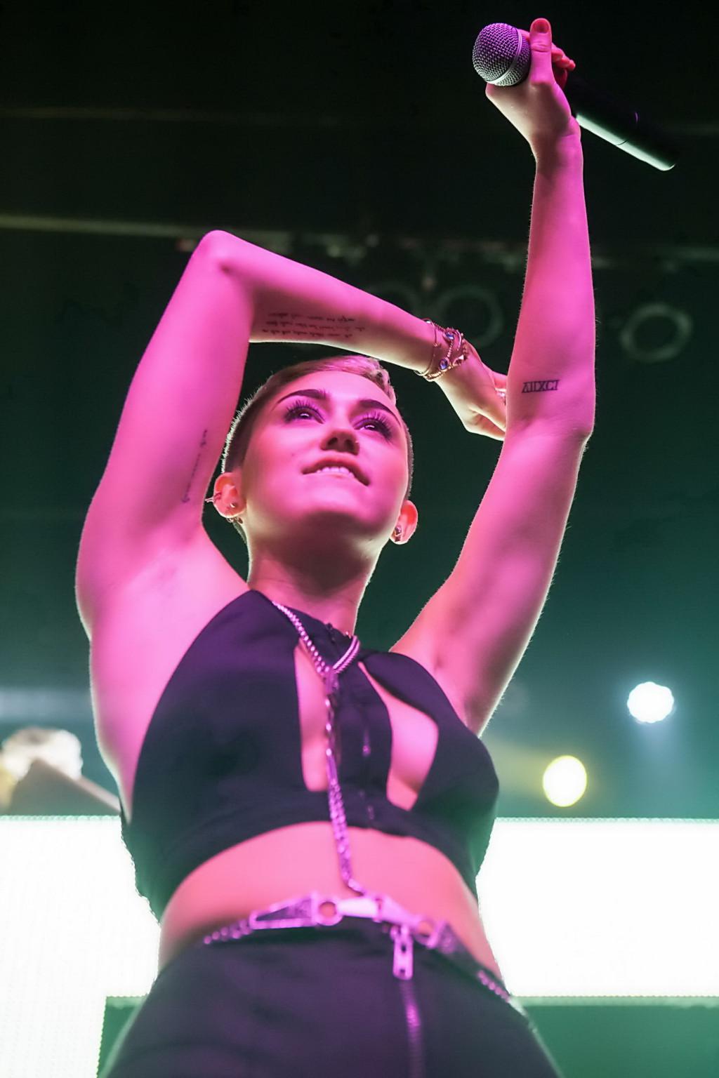 10P Miley Cyrus in tiny belly top  tights live at Borgore's Christmas Creampies conc