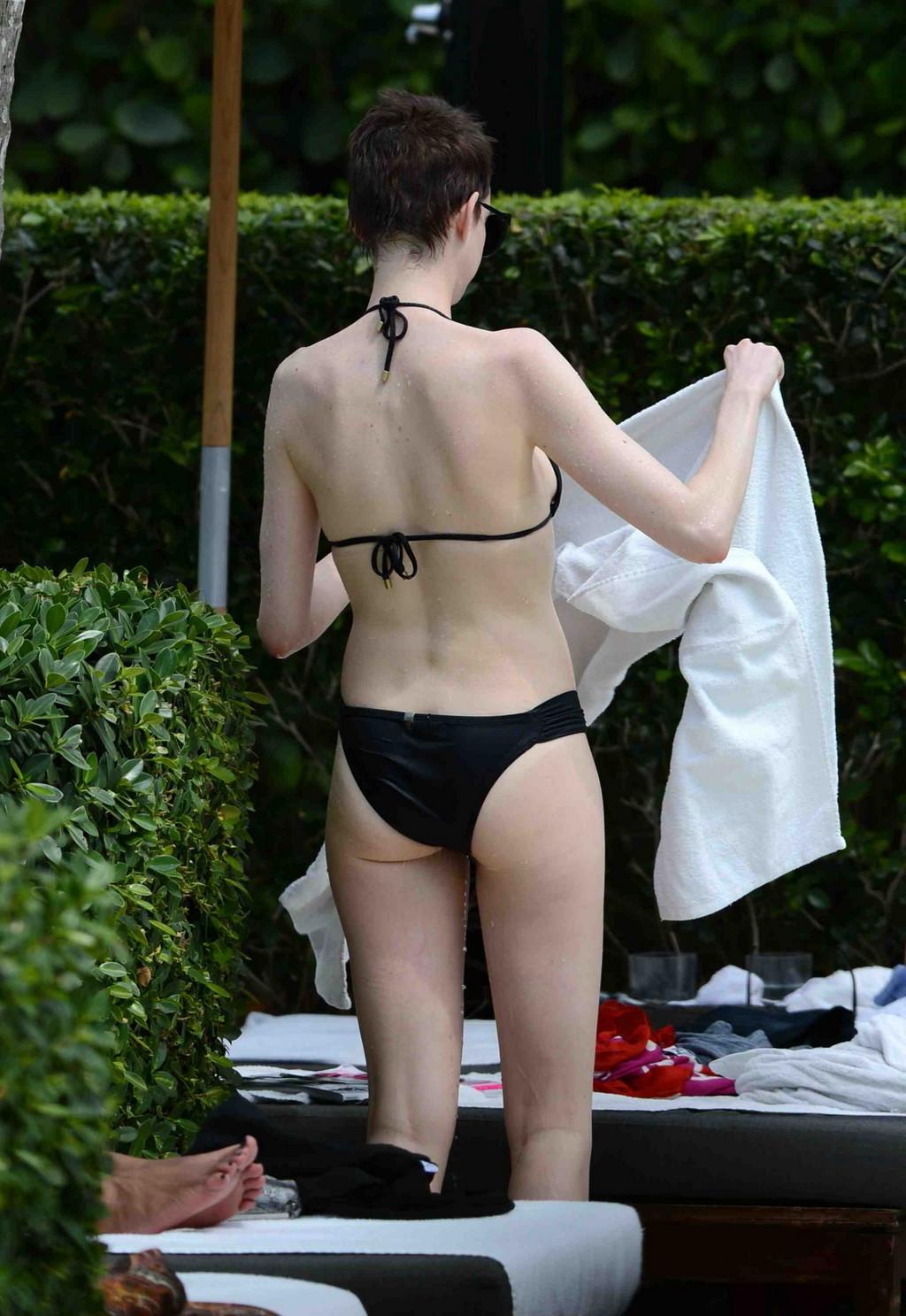 10P Anne Hathaway wearing wet black bikini at the Setai hotel pool in Miami