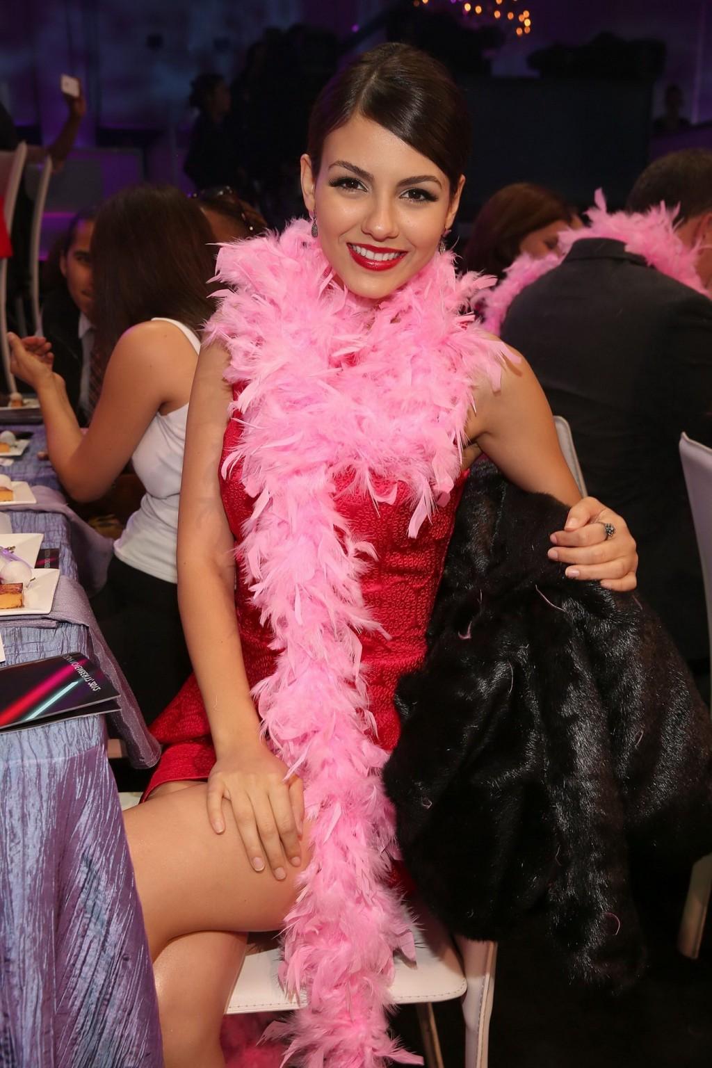 10P Gorgeous Victoria Justice leggy wearing shiny red mini dress at Nickelodeons 201