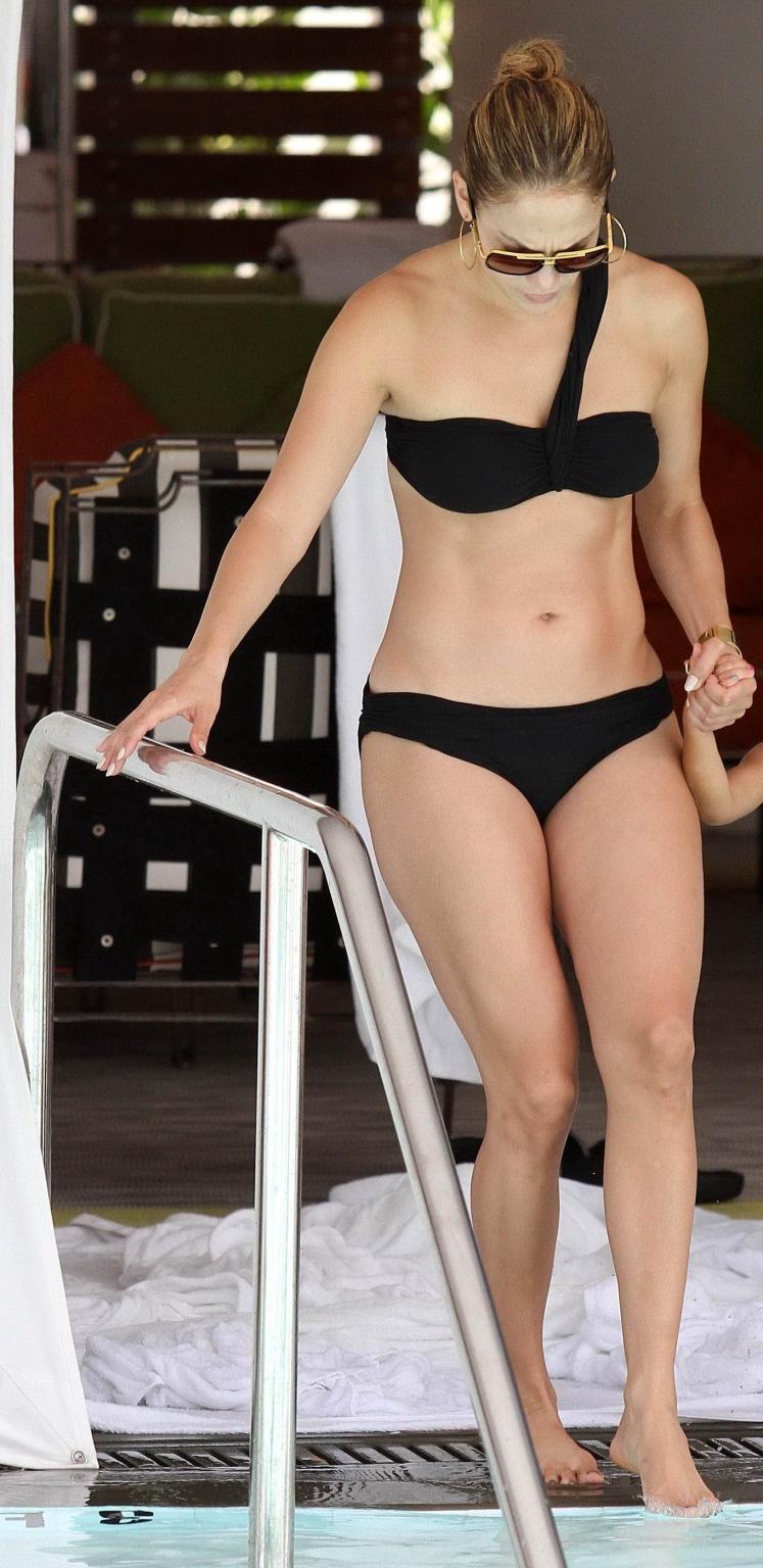 10P Jennifer Lopez wearing sexy black bikini at a hotel pool in Miami