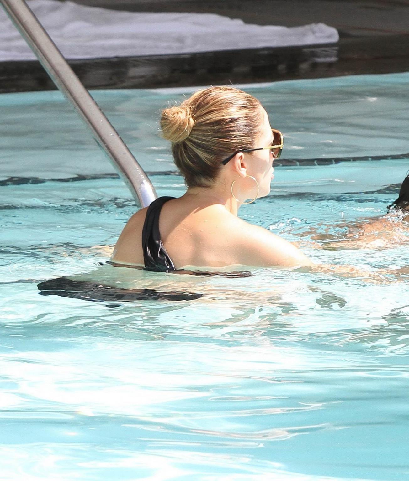 10P Jennifer Lopez wearing sexy black bikini at a hotel pool in Miami