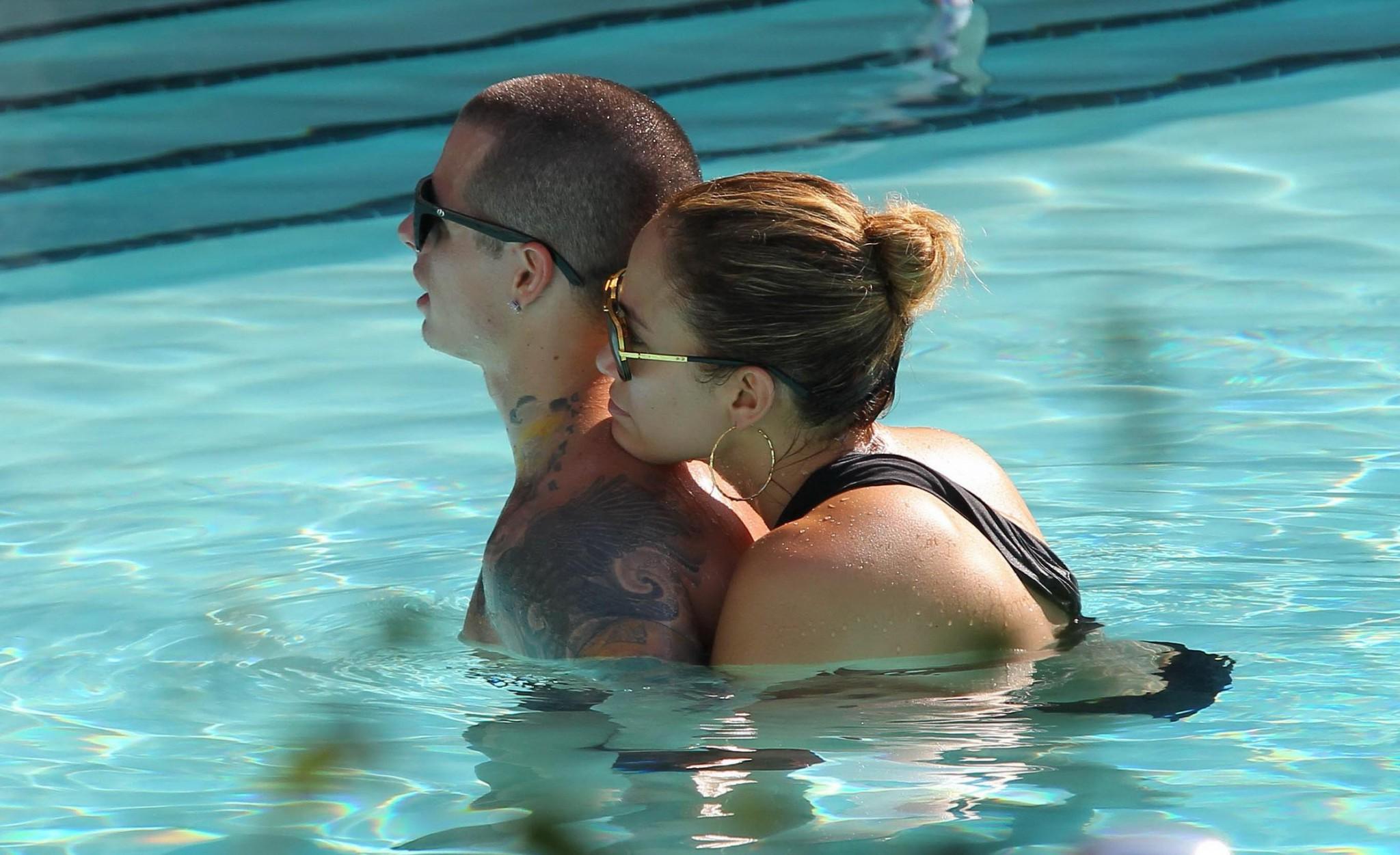 10P Jennifer Lopez wearing sexy black bikini at a hotel pool in Miami