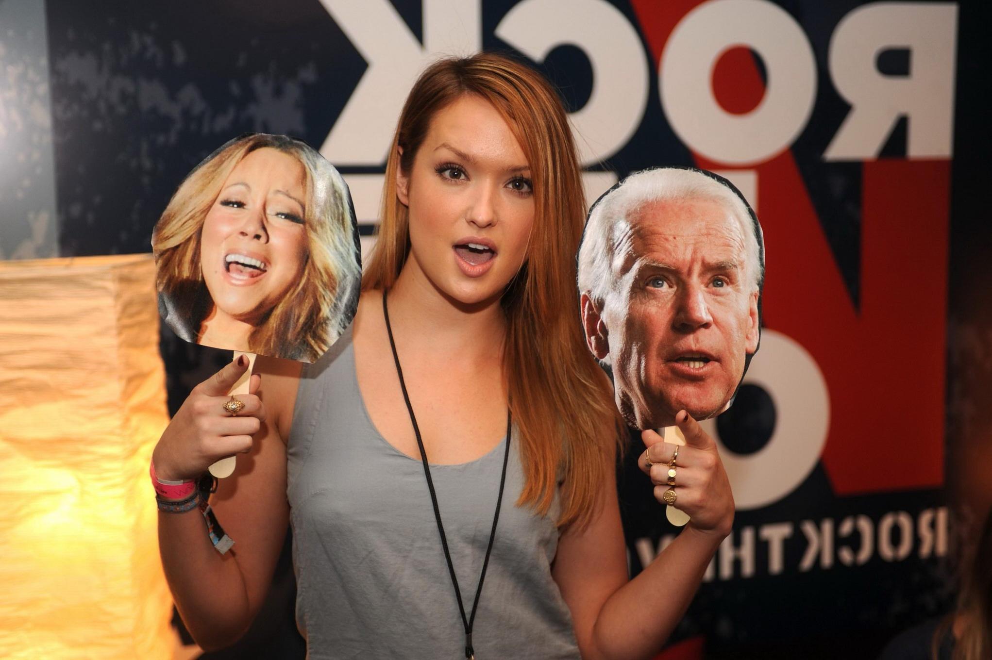 10P Kaylee Defer leggy  showing pokies at the Hard Rock Hotel in Chicago