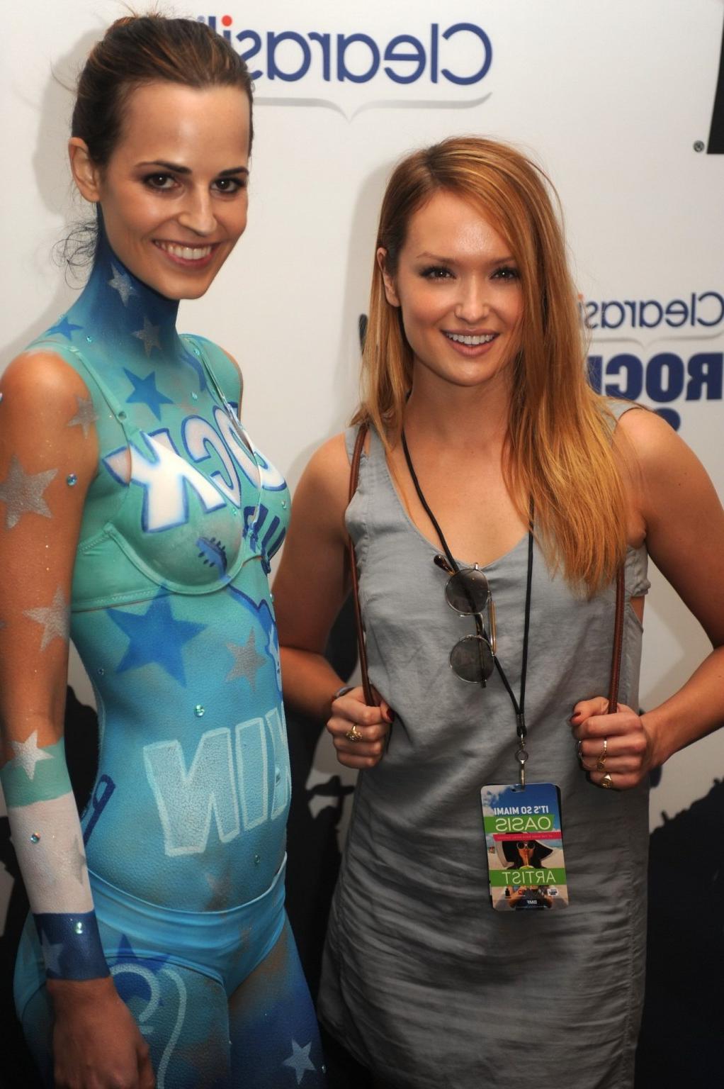 10P Kaylee Defer leggy  showing pokies at the Hard Rock Hotel in Chicago
