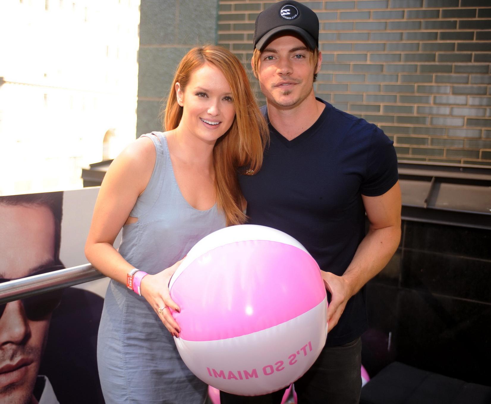 10P Kaylee Defer leggy  showing pokies at the Hard Rock Hotel in Chicago