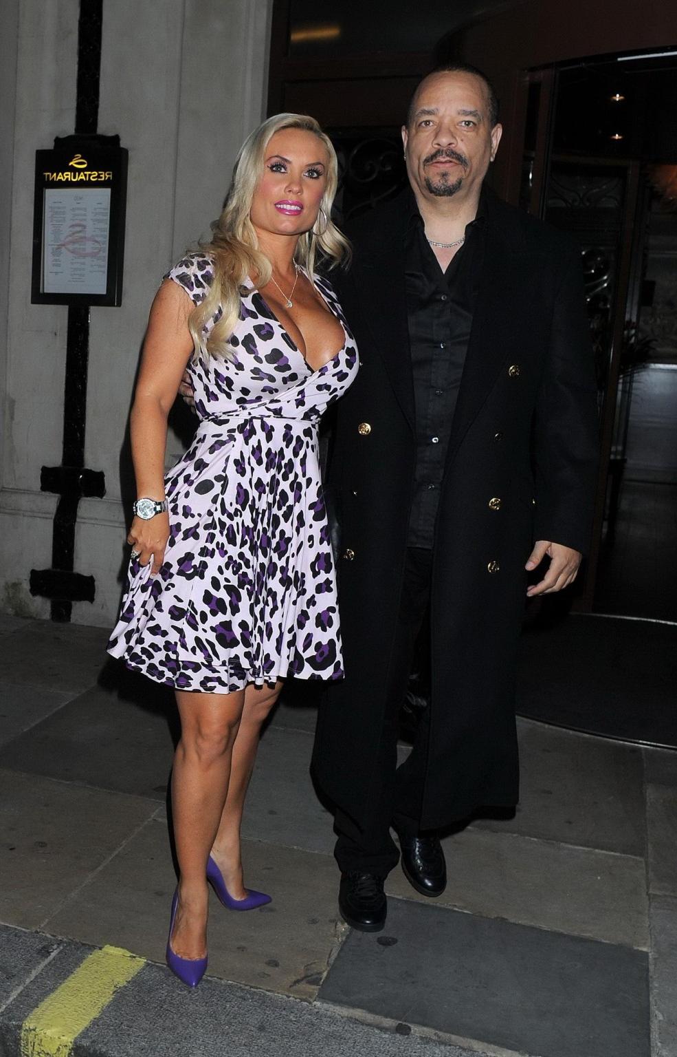 10P Nicole Coco Austin flashing her pussy while leaving her hotel