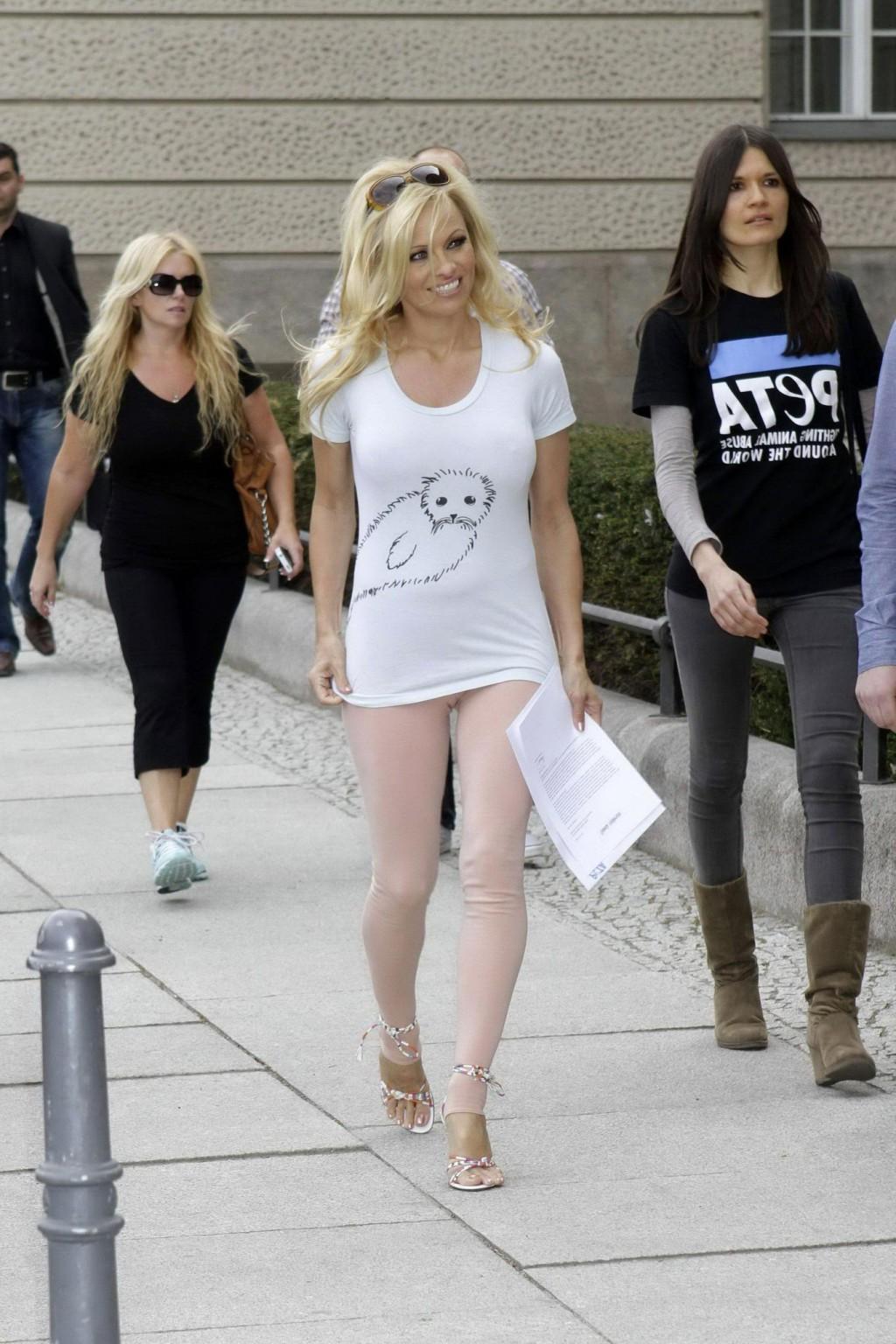 10P Pamela Anderson shows cameltoe wearing a skin colored tights in Berlin