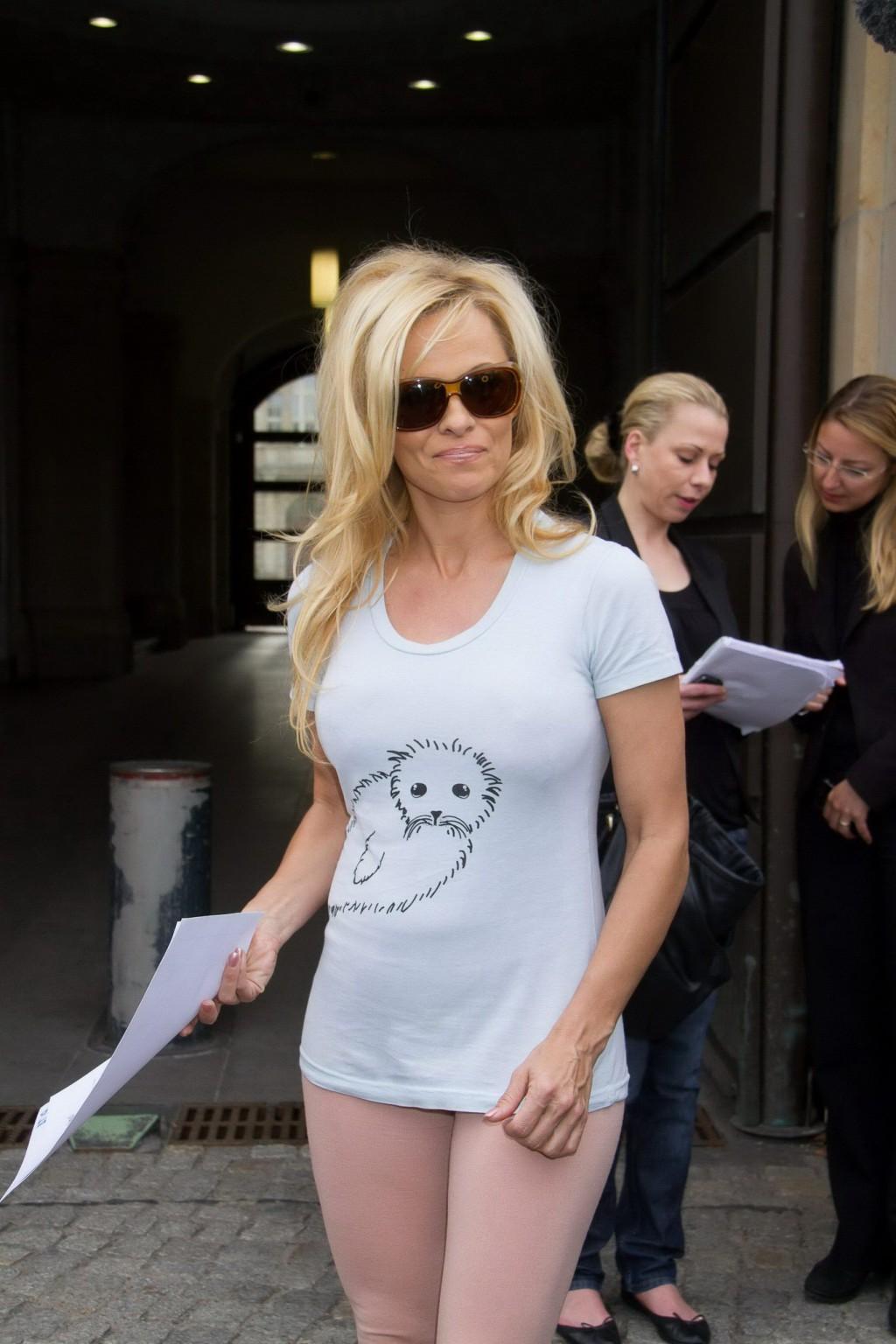 10P Pamela Anderson shows cameltoe wearing a skin colored tights in Berlin