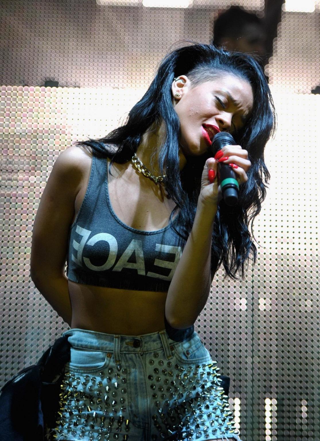 10P Rihanna in belly top  denim shorts performing at Coachella Festival