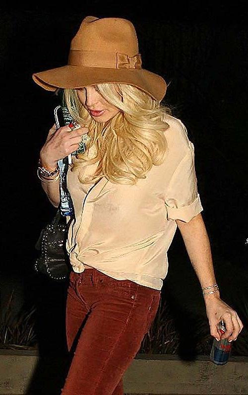 16P Lindsay Lohan spreading her sexy legs at the balconcy of hotel