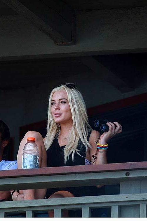 16P Lindsay Lohan spreading her sexy legs at the balconcy of hotel