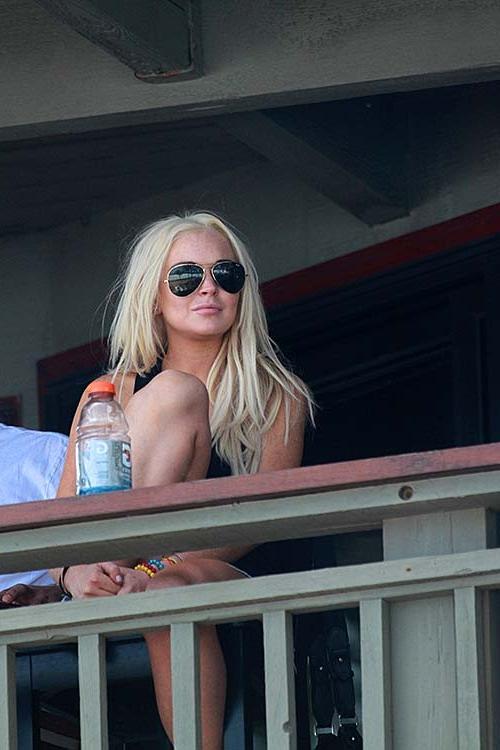16P Lindsay Lohan spreading her sexy legs at the balconcy of hotel