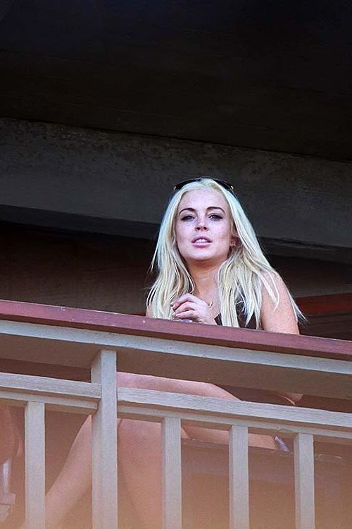 16P Lindsay Lohan spreading her sexy legs at the balconcy of hotel