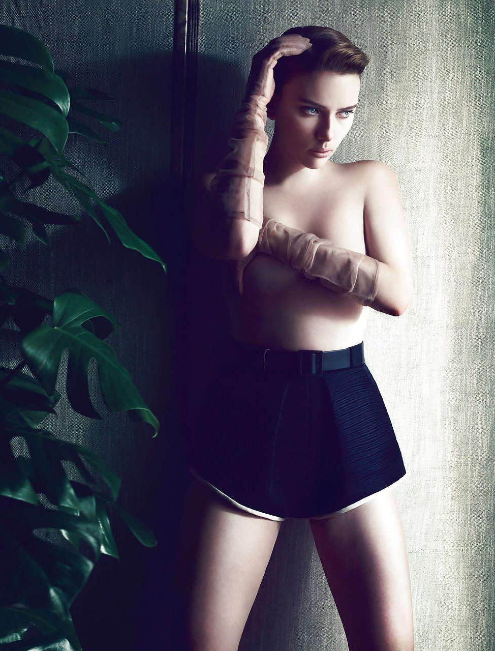 16P Scarlett Johansson sexy in black stockings and show tits and ass