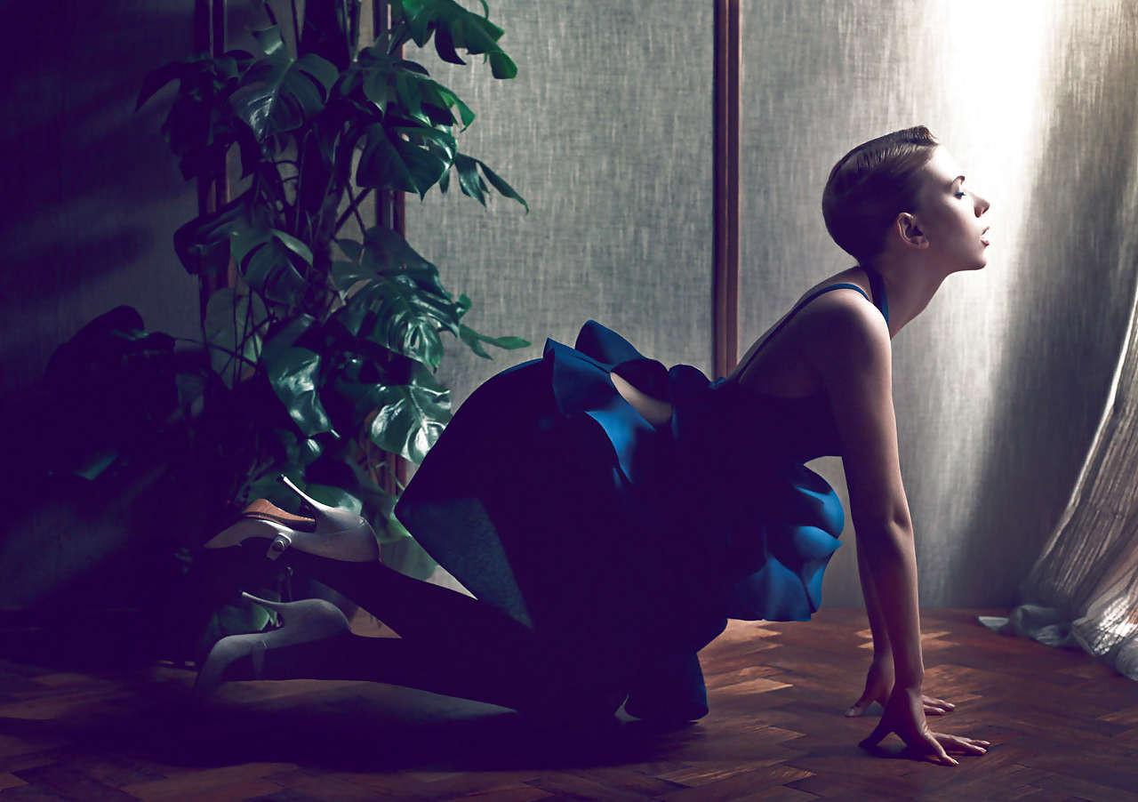 16P Scarlett Johansson sexy in black stockings and show tits and ass