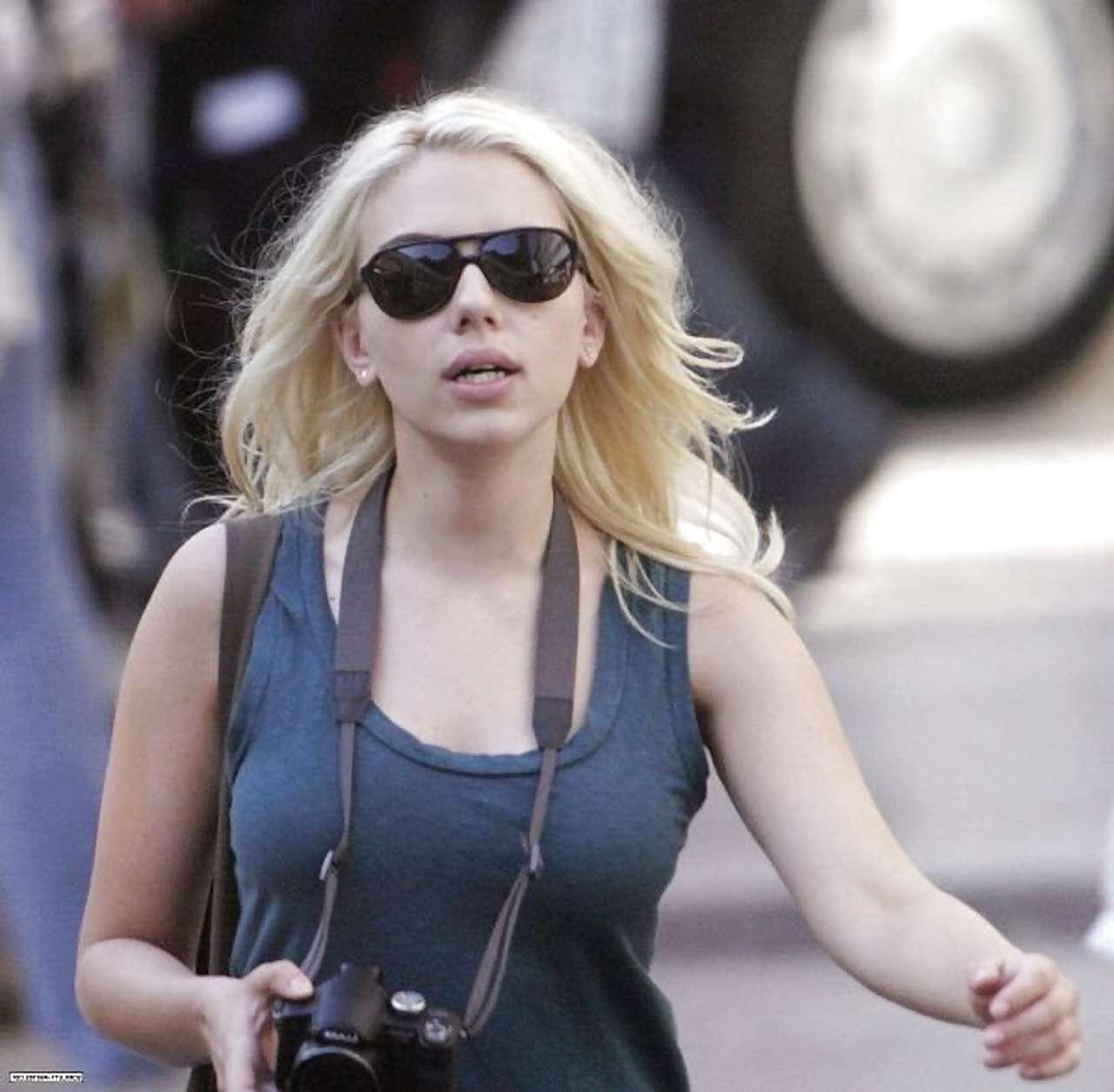 16P Scarlett Johansson sexy in black stockings and show tits and ass