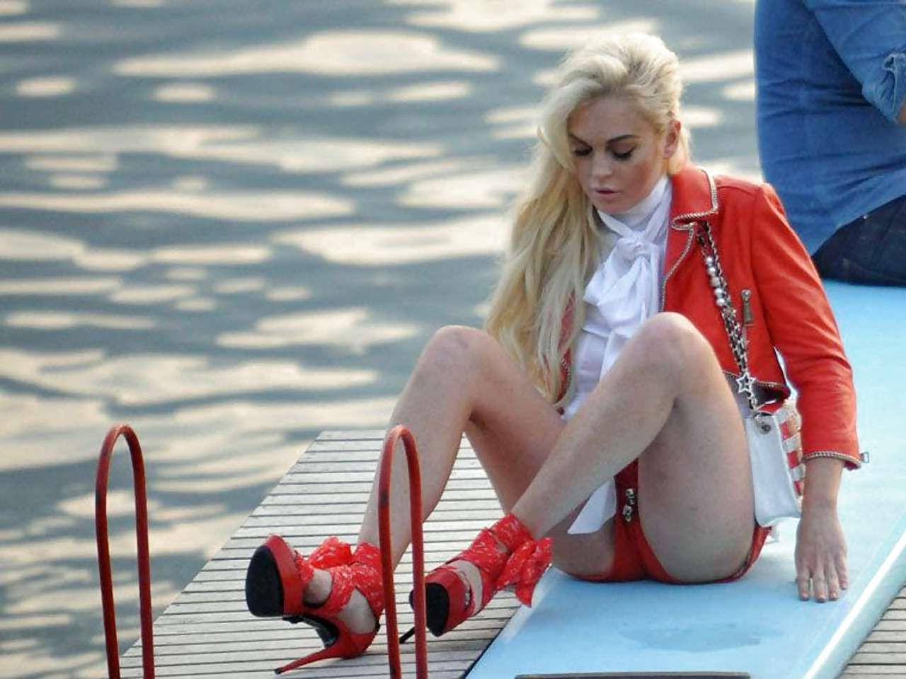16P Lindsay Lohan lesbian kiss with her mom and showing her panties upskirt in car