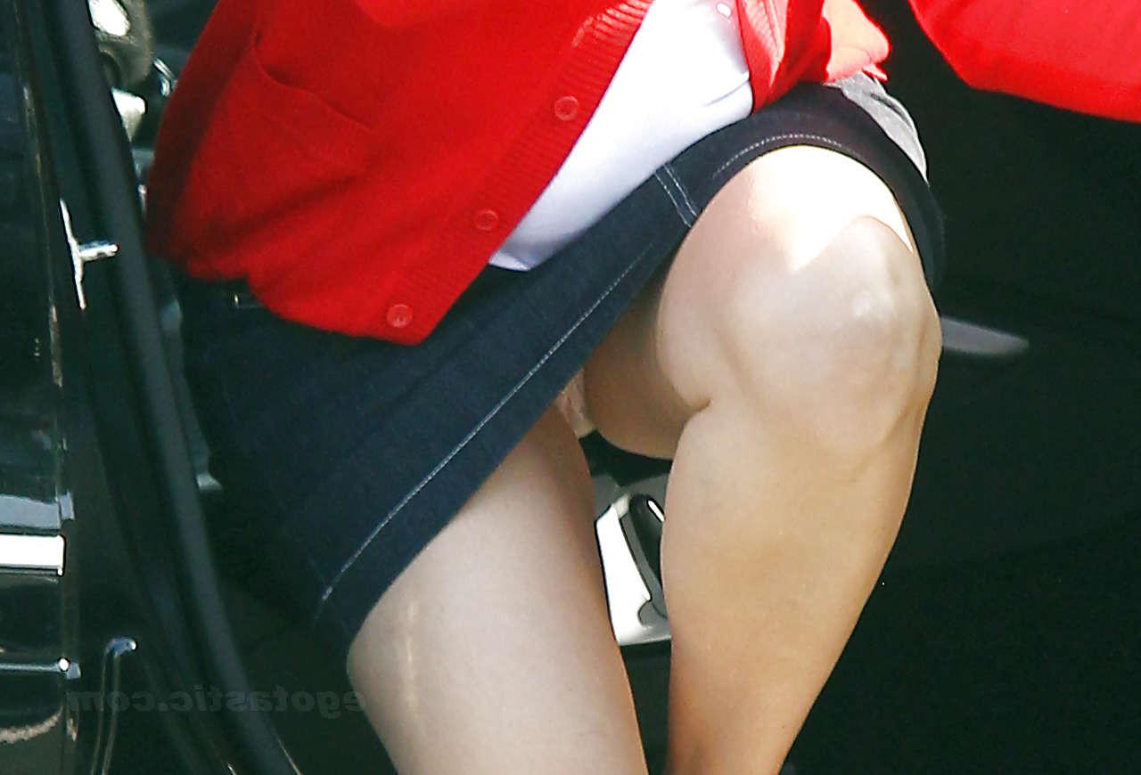 16P Jennifer Garner flashing her panties while exit from car paparazzi pictures