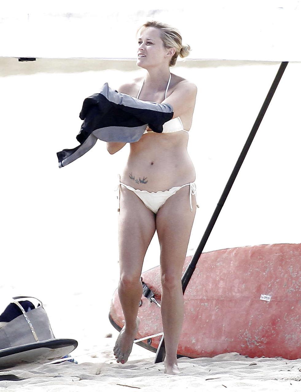 16P Reese Witherspoon almost upskirt while exit from car and topless